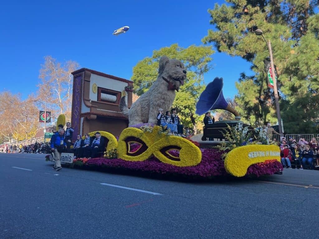 Float with large Piana and large brown dog at the rose parade