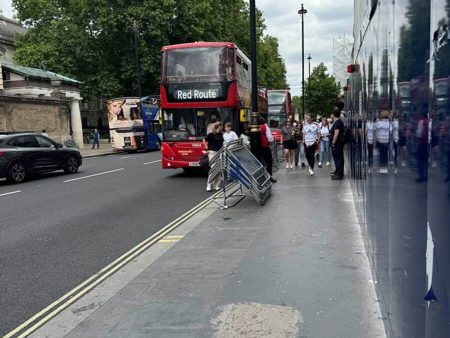 3 different hop on hop off buses near Buckingham palace