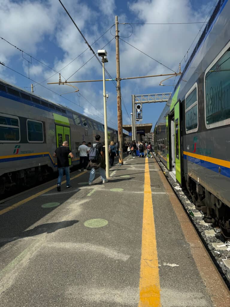 Platform between 2 Trains in Italy
