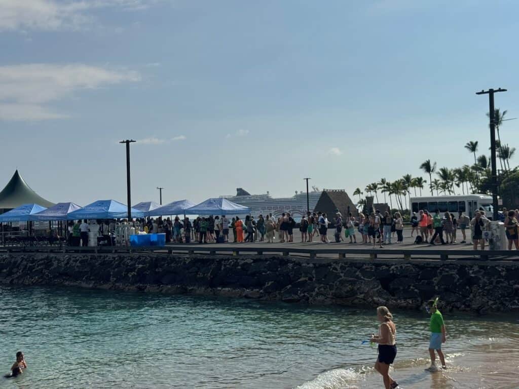 Line for the Tender to the cruise ship on Kona
