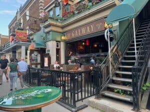 Outside seating at the Galway Pub in Quebec City