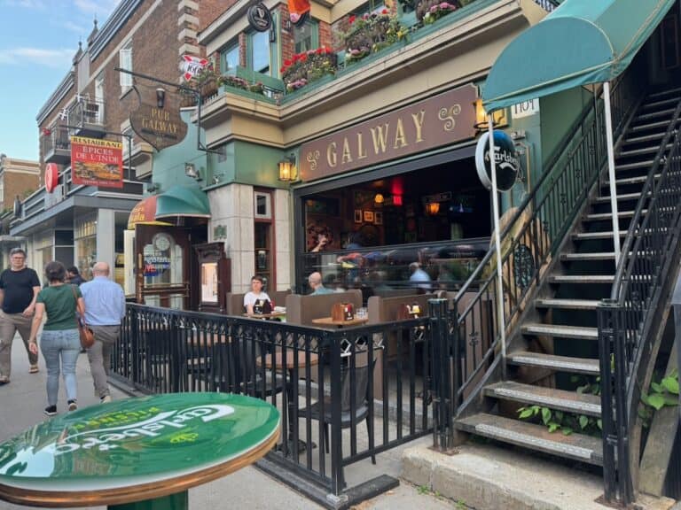 Outside seating at the Galway Pub in Quebec City